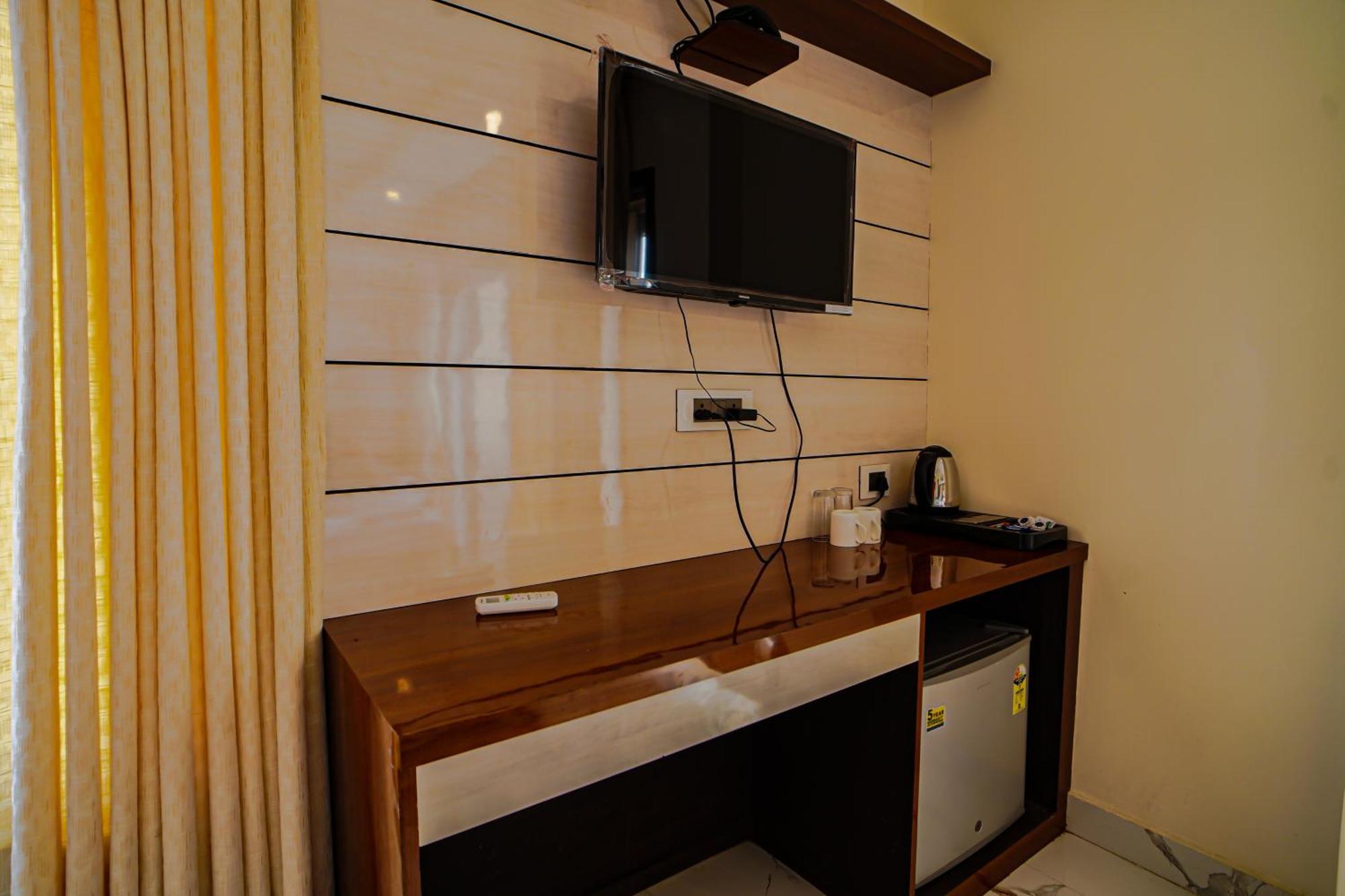 Prasant On Beach Resort !! Lift - Wifi -Restaurant-Parking Facilities-Newly Decorated Room !! Мандармони Екстериор снимка