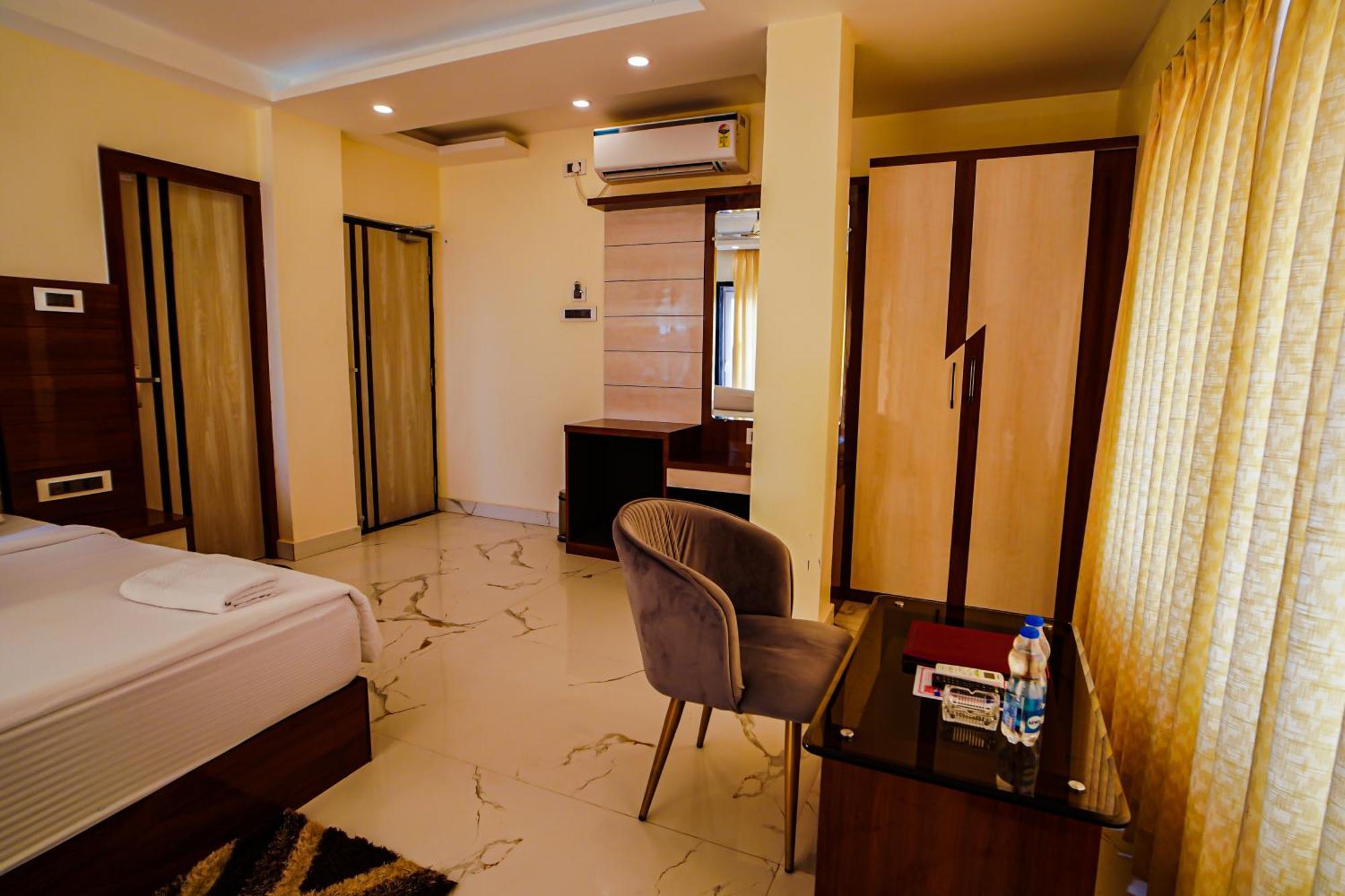 Prasant On Beach Resort !! Lift - Wifi -Restaurant-Parking Facilities-Newly Decorated Room !! Мандармони Екстериор снимка