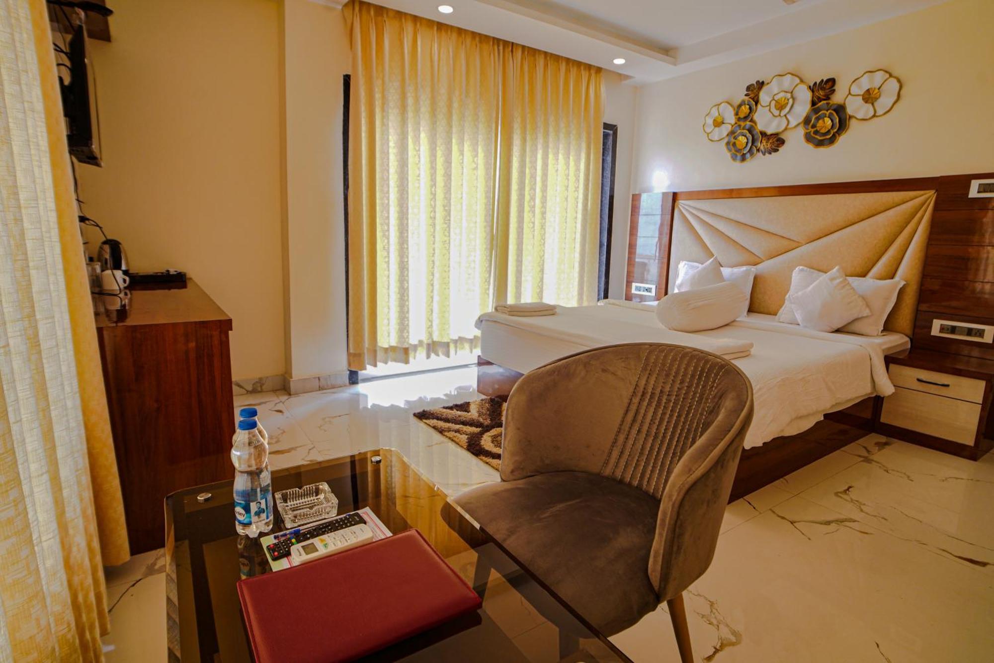 Prasant On Beach Resort !! Lift - Wifi -Restaurant-Parking Facilities-Newly Decorated Room !! Мандармони Екстериор снимка