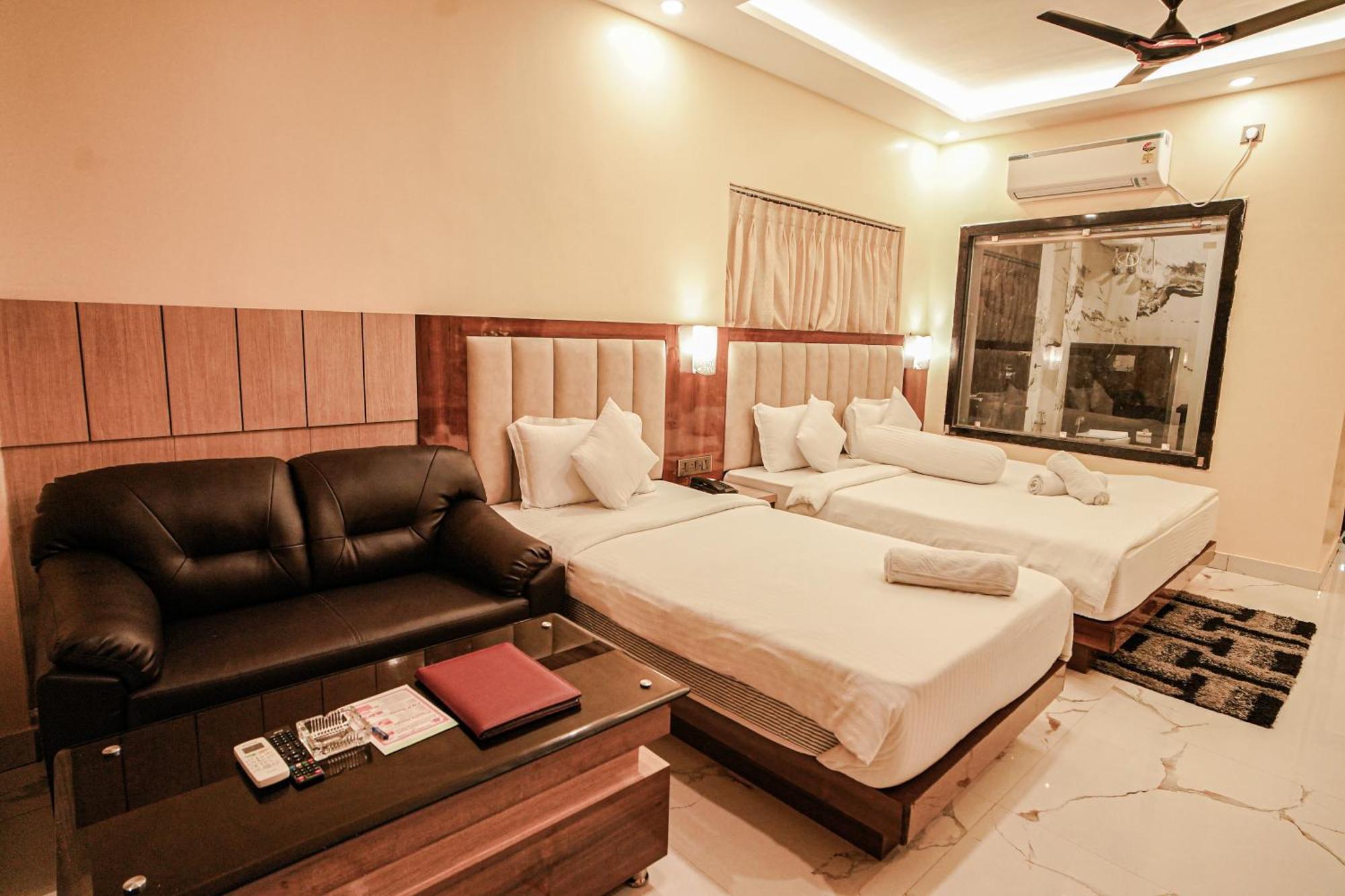 Prasant On Beach Resort !! Lift - Wifi -Restaurant-Parking Facilities-Newly Decorated Room !! Мандармони Екстериор снимка