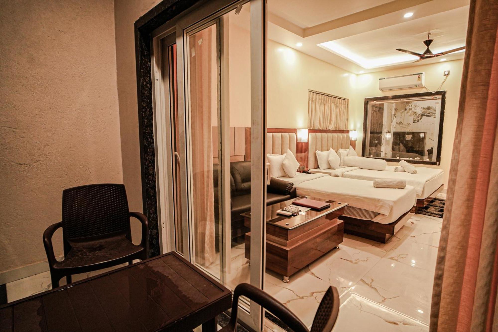 Prasant On Beach Resort !! Lift - Wifi -Restaurant-Parking Facilities-Newly Decorated Room !! Мандармони Екстериор снимка