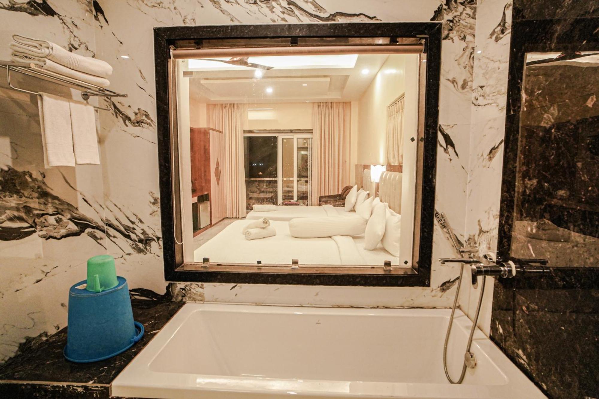 Prasant On Beach Resort !! Lift - Wifi -Restaurant-Parking Facilities-Newly Decorated Room !! Мандармони Екстериор снимка
