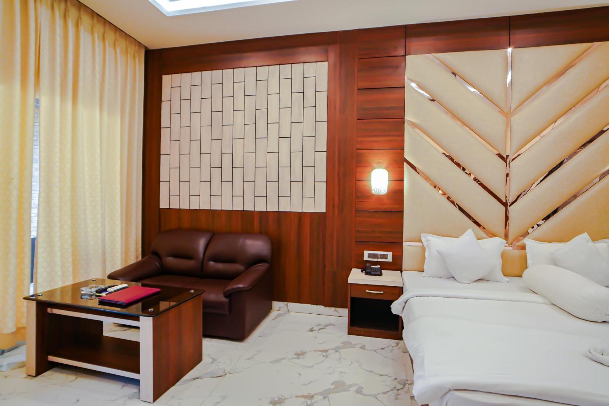 Prasant On Beach Resort !! Lift - Wifi -Restaurant-Parking Facilities-Newly Decorated Room !! Мандармони Екстериор снимка