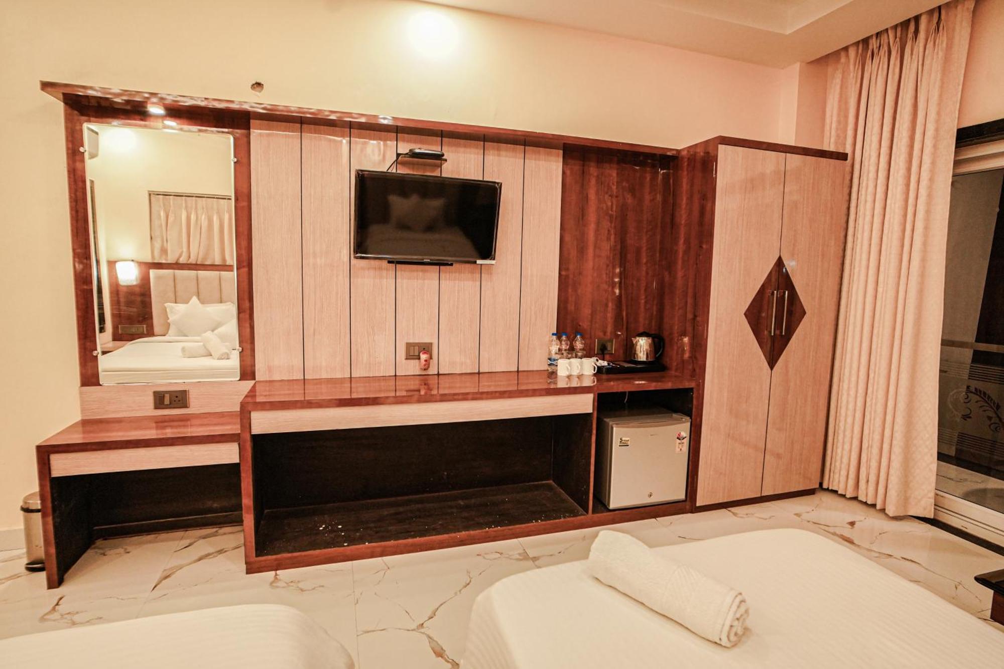 Prasant On Beach Resort !! Lift - Wifi -Restaurant-Parking Facilities-Newly Decorated Room !! Мандармони Екстериор снимка