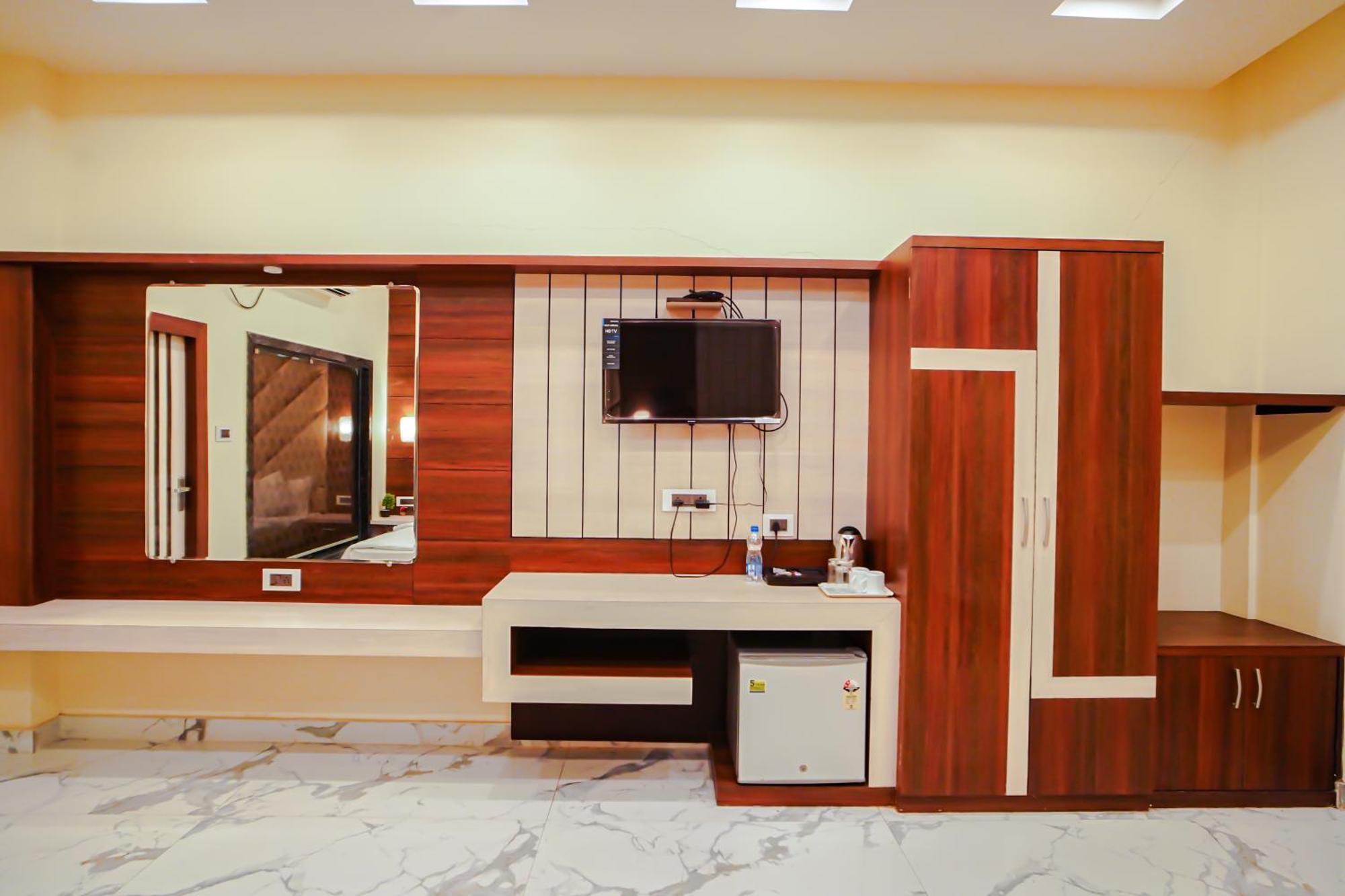 Prasant On Beach Resort !! Lift - Wifi -Restaurant-Parking Facilities-Newly Decorated Room !! Мандармони Екстериор снимка