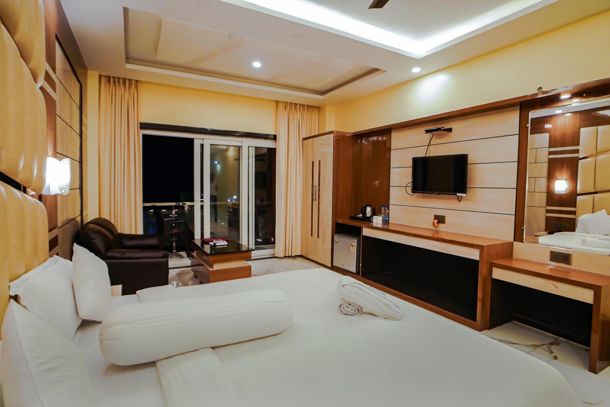 Prasant On Beach Resort !! Lift - Wifi -Restaurant-Parking Facilities-Newly Decorated Room !! Мандармони Екстериор снимка