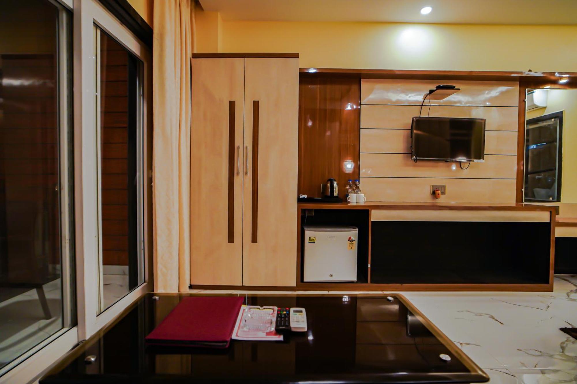 Prasant On Beach Resort !! Lift - Wifi -Restaurant-Parking Facilities-Newly Decorated Room !! Мандармони Екстериор снимка