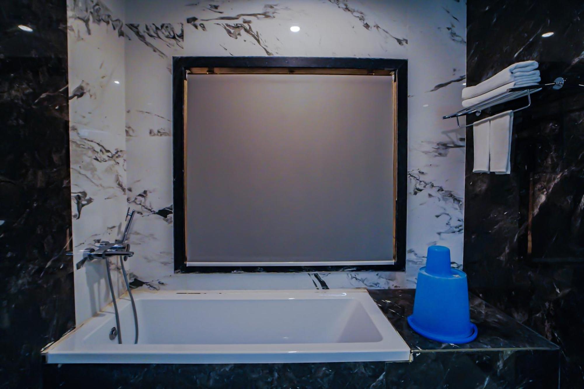 Prasant On Beach Resort !! Lift - Wifi -Restaurant-Parking Facilities-Newly Decorated Room !! Мандармони Екстериор снимка