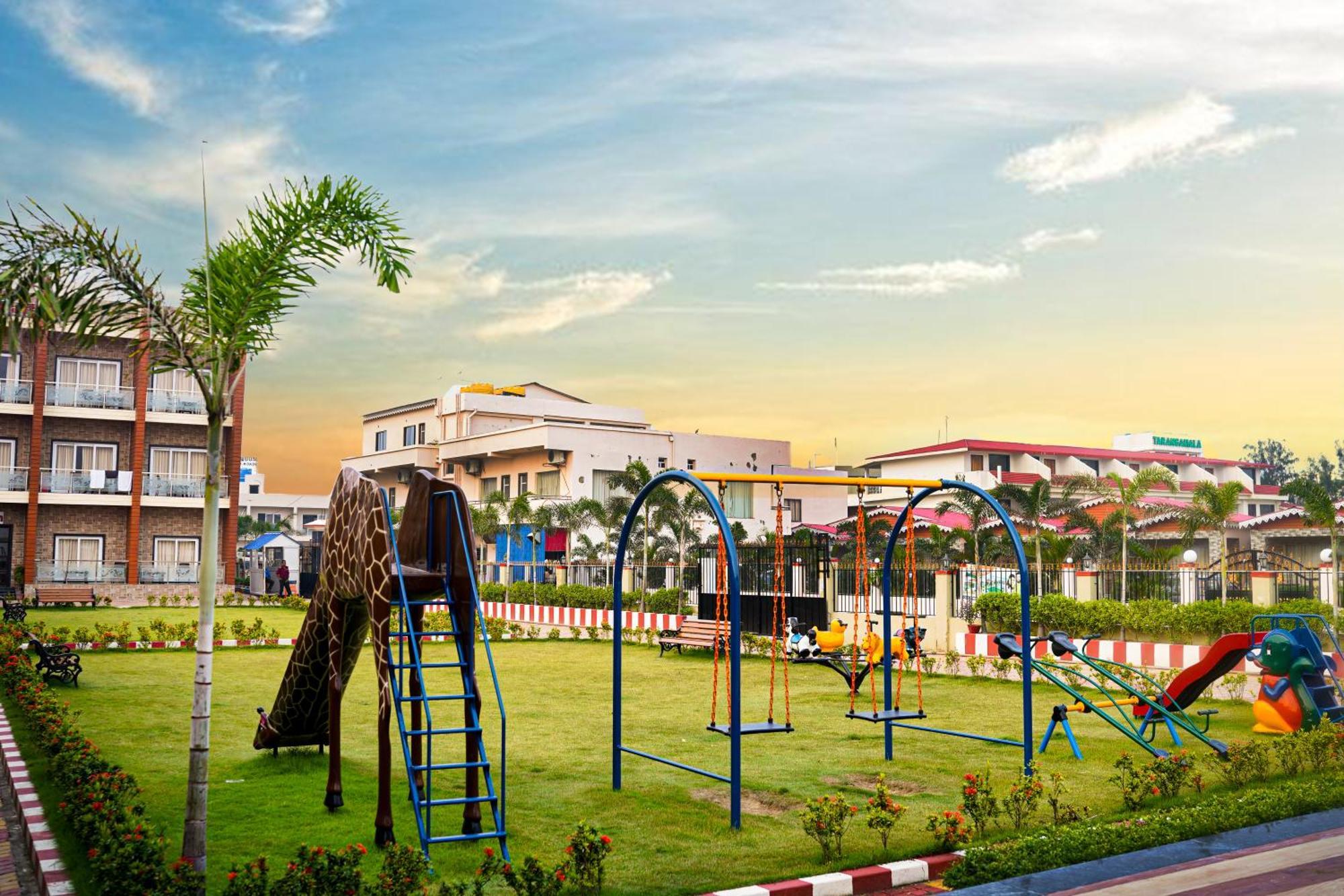 Prasant On Beach Resort !! Lift - Wifi -Restaurant-Parking Facilities-Newly Decorated Room !! Мандармони Екстериор снимка