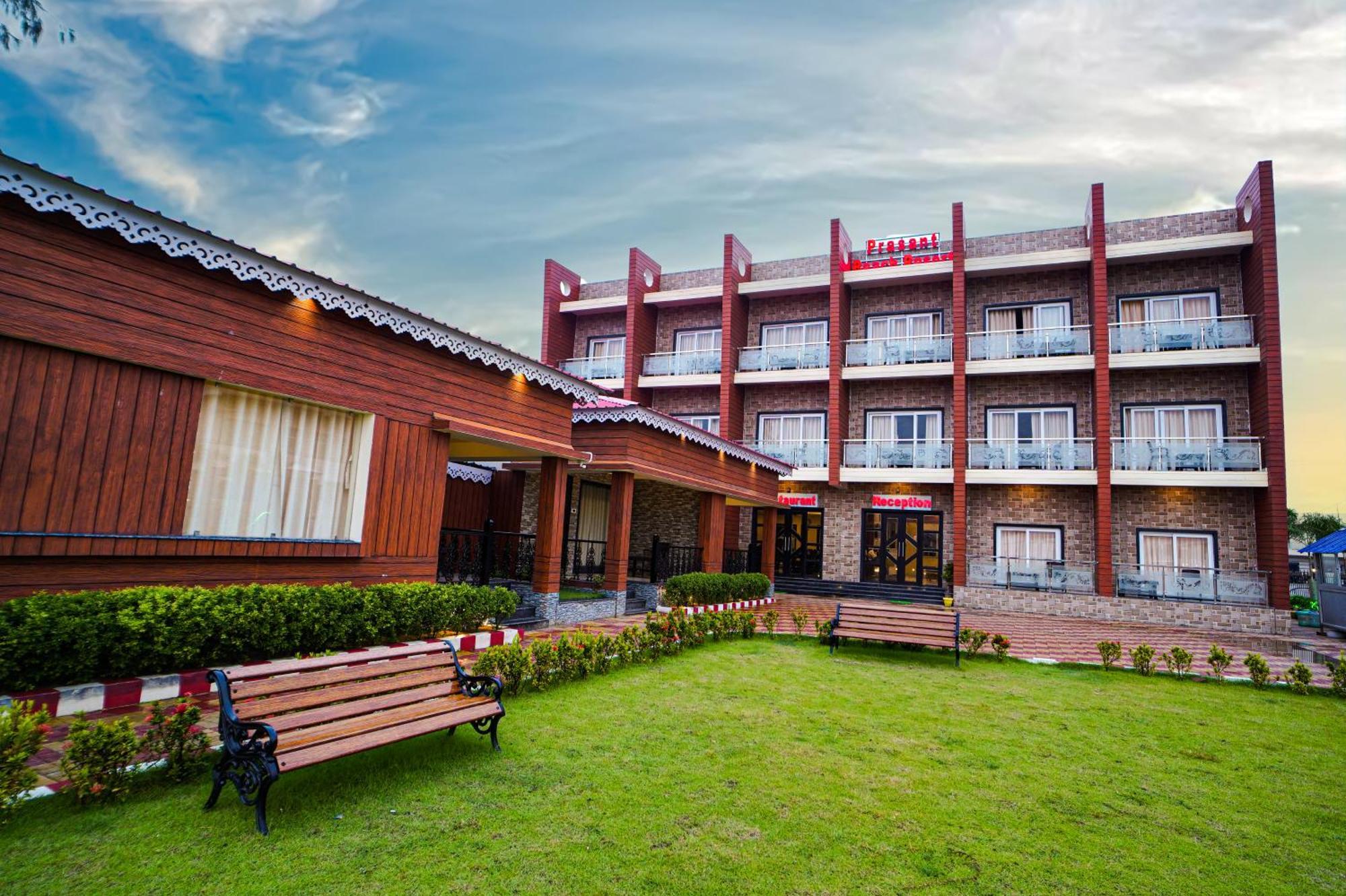 Prasant On Beach Resort !! Lift - Wifi -Restaurant-Parking Facilities-Newly Decorated Room !! Мандармони Екстериор снимка