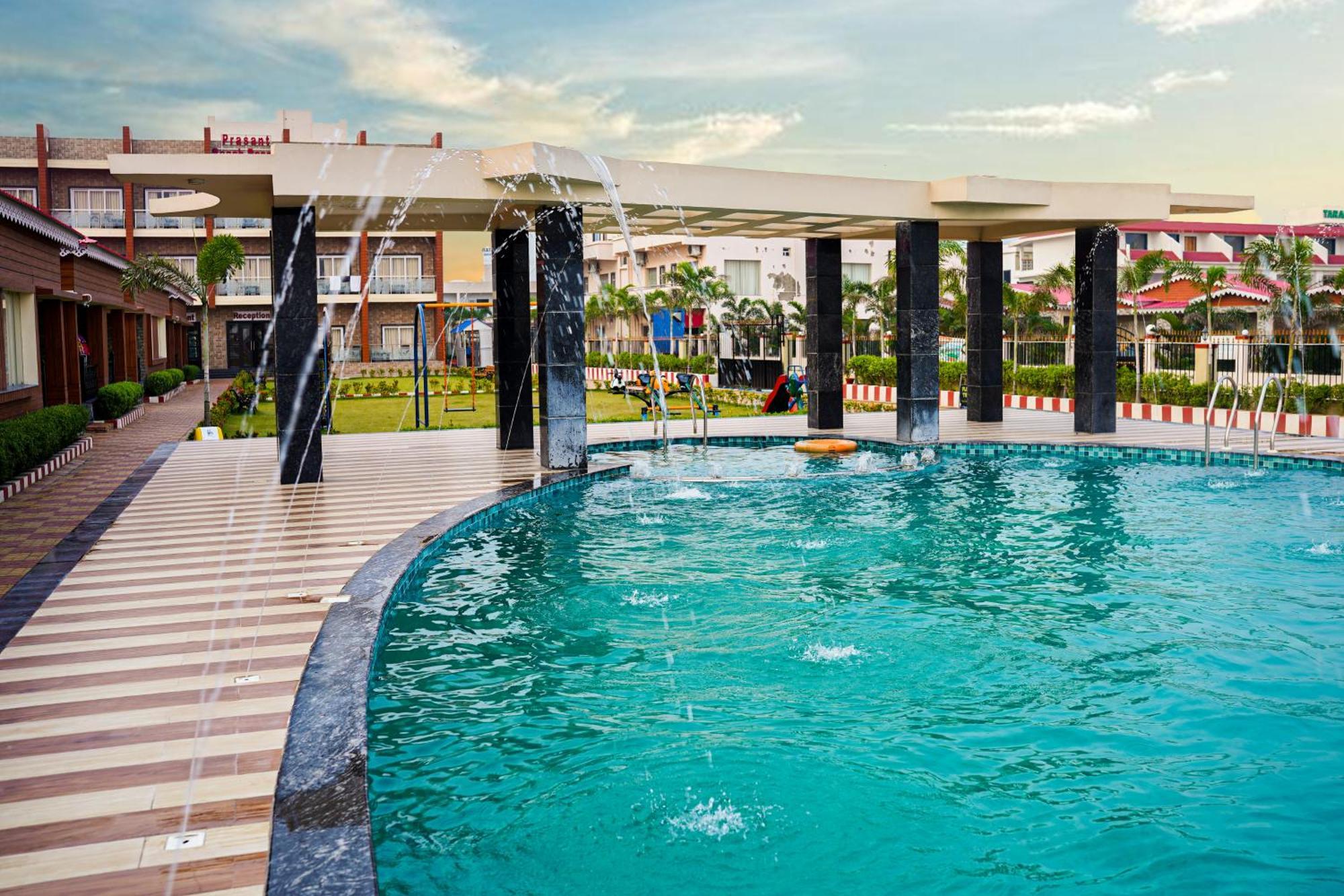 Prasant On Beach Resort !! Lift - Wifi -Restaurant-Parking Facilities-Newly Decorated Room !! Мандармони Екстериор снимка