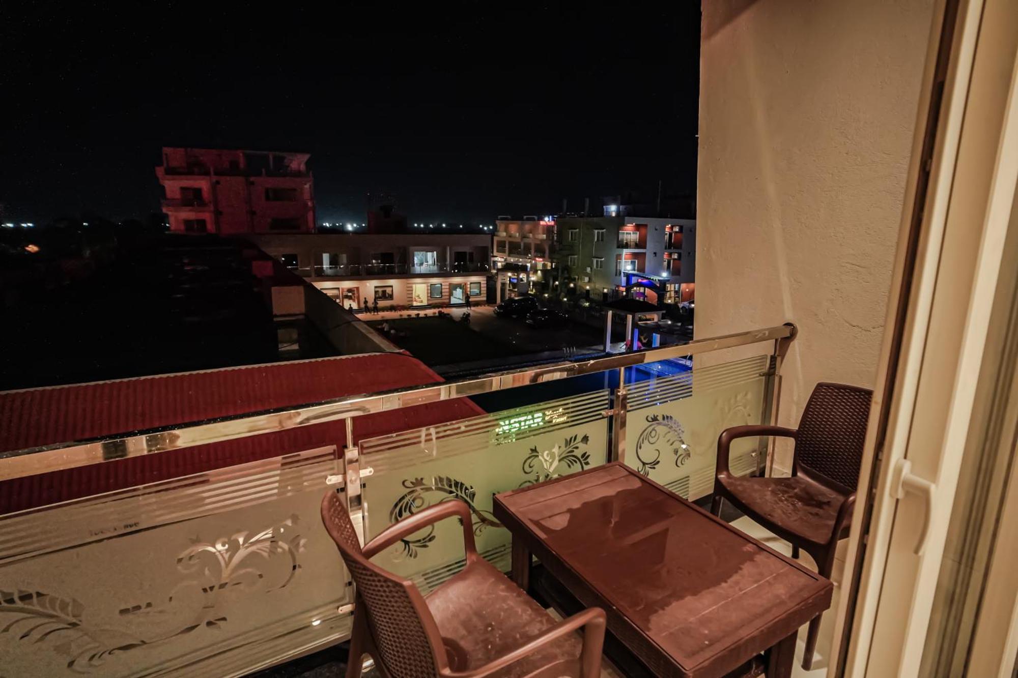Prasant On Beach Resort !! Lift - Wifi -Restaurant-Parking Facilities-Newly Decorated Room !! Мандармони Екстериор снимка